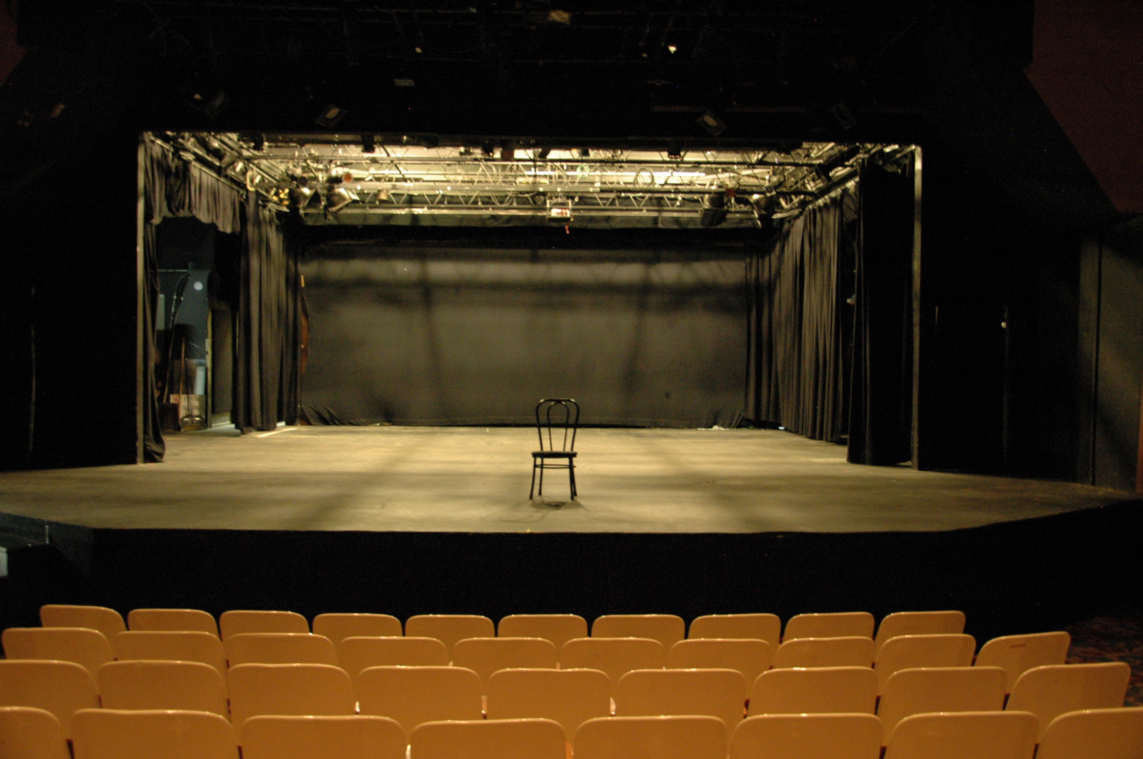 Theatre 4 9. Сцена театра. Пустая сцена. Пустой зал театра. Пустая Театральная сцена.